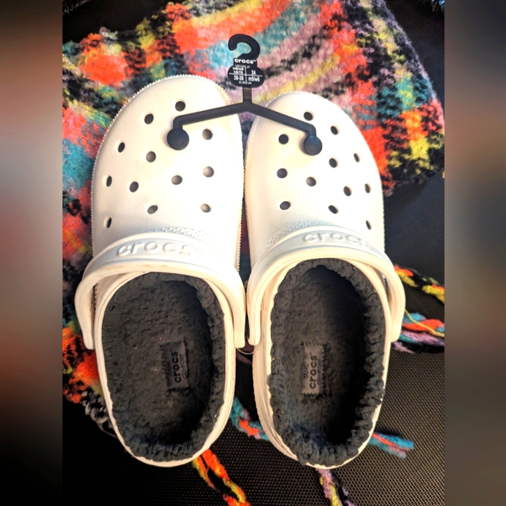 Crocs Sz 8W/6M White, Rubber clog style shoe lined w dark gray wool material